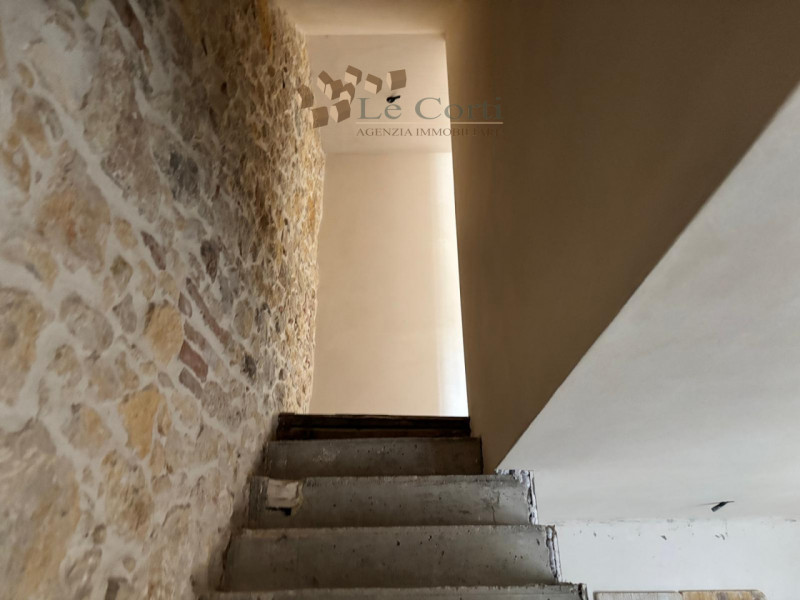 Posizionata comoda al centro di Lonigo, proponiamo graziosa casetta a schiera in ristrutturazione...