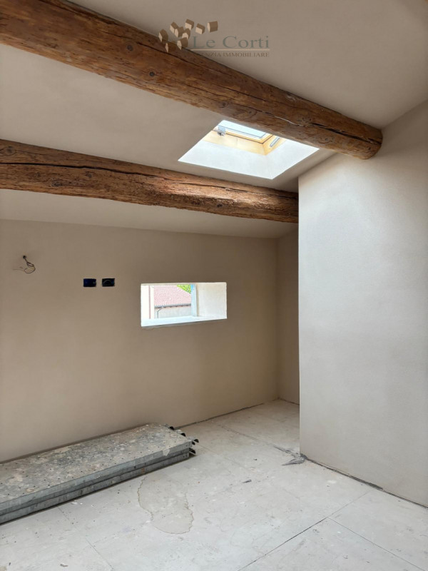 Posizionata comoda al centro di Lonigo, proponiamo graziosa casetta a schiera in ristrutturazione...