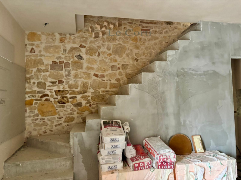 Posizionata comoda al centro di Lonigo, proponiamo graziosa casetta a schiera in ristrutturazione...