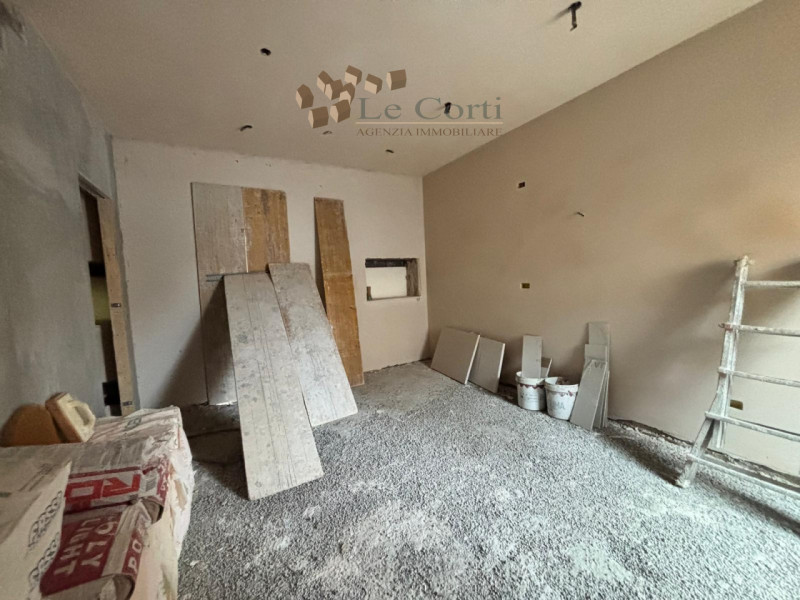 Posizionata comoda al centro di Lonigo, proponiamo graziosa casetta a schiera in ristrutturazione...