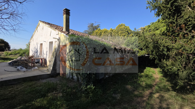 In vendita nel comune di Bagnoli di Sopra, proponiamo una casa singola terratetto immersa nella t...