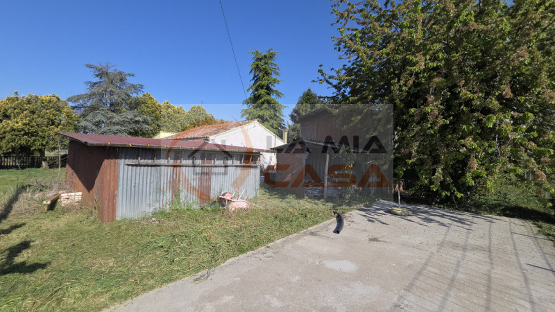 In vendita nel comune di Bagnoli di Sopra, proponiamo una casa singola terratetto immersa nella t...