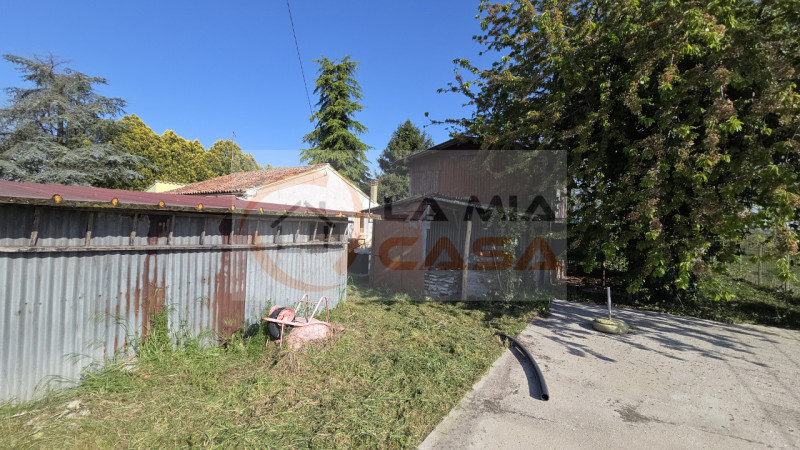 In vendita nel comune di Bagnoli di Sopra, proponiamo una casa singola terratetto immersa nella t...