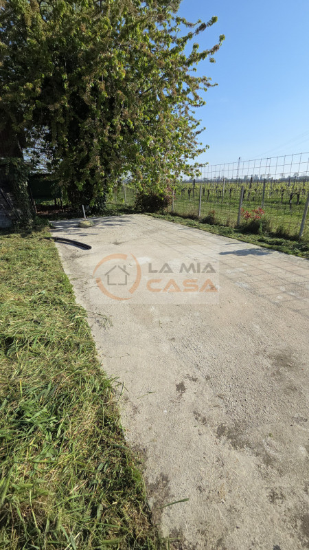 In vendita nel comune di Bagnoli di Sopra, proponiamo una casa singola terratetto immersa nella t...