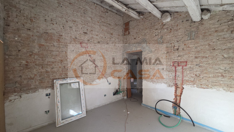 In vendita nel comune di Bagnoli di Sopra, proponiamo una casa singola terratetto immersa nella t...