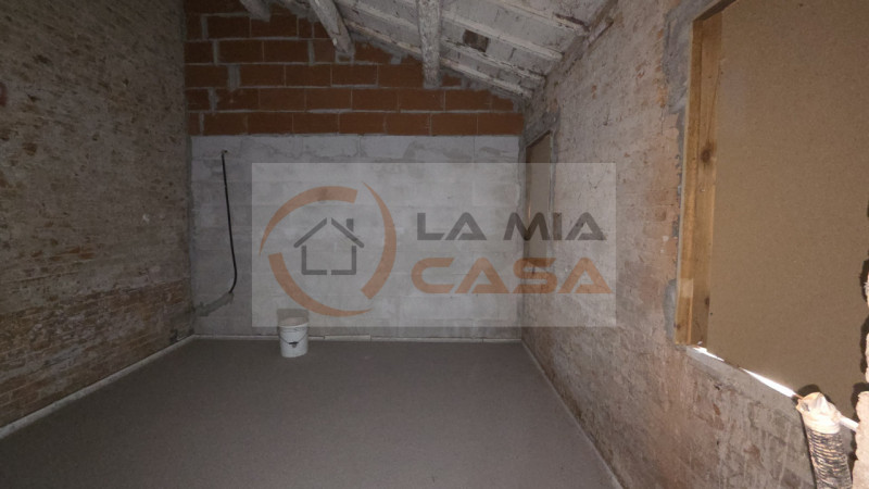 In vendita nel comune di Bagnoli di Sopra, proponiamo una casa singola terratetto immersa nella t...