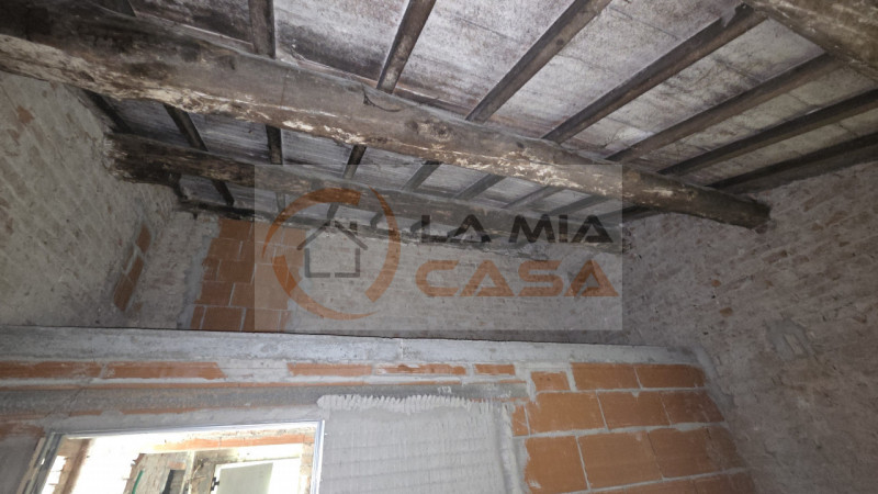 In vendita nel comune di Bagnoli di Sopra, proponiamo una casa singola terratetto immersa nella t...