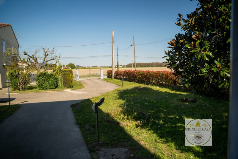 SE235 - Proponiamo in vendita casa singola terratetto disposta in due livelli immersa nella tranq...