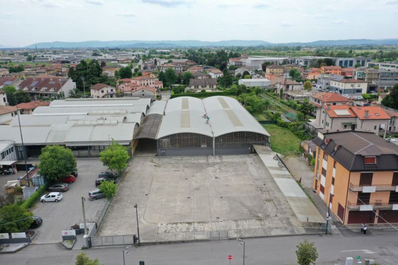 Proponiamo in locazione capannone di circa 900 mq, situato nella zona di Povolaro di Dueville, id...