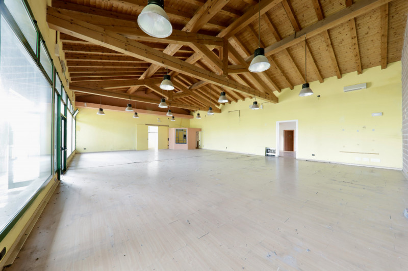 COMPOSIZIONE:
Proponiamo in vendita compendio immobiliare, caratterizzato da tre aree commerciali...