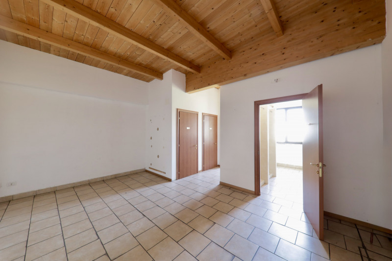 COMPOSIZIONE:
Proponiamo in vendita compendio immobiliare, caratterizzato da tre aree commerciali...