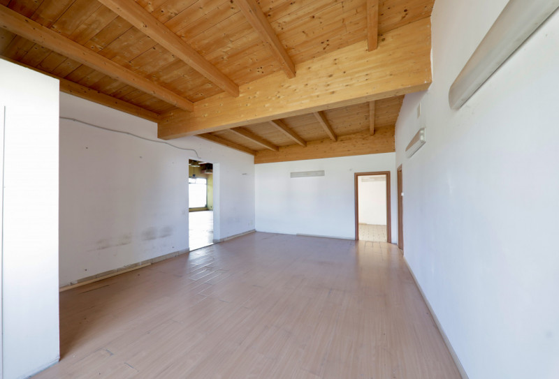 COMPOSIZIONE:
Proponiamo in vendita compendio immobiliare, caratterizzato da tre aree commerciali...