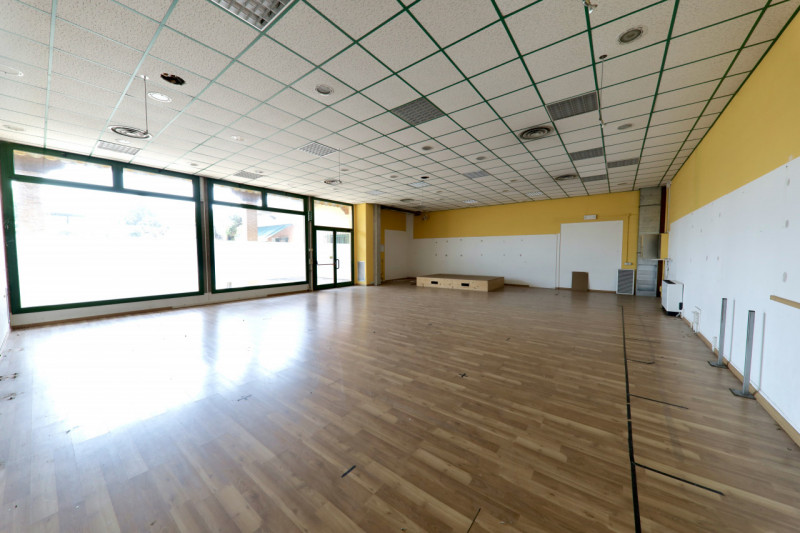 COMPOSIZIONE:
Proponiamo in vendita compendio immobiliare, caratterizzato da tre aree commerciali...