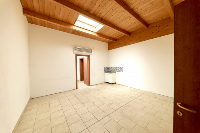 COMPOSIZIONE:
Proponiamo in vendita compendio immobiliare, caratterizzato da tre aree commerciali...