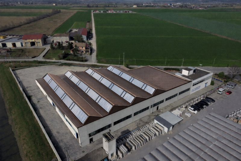 COMPOSIZIONE:
Proponiamo in vendita ampio capannone con uffici situato in una zona di ottima visi...