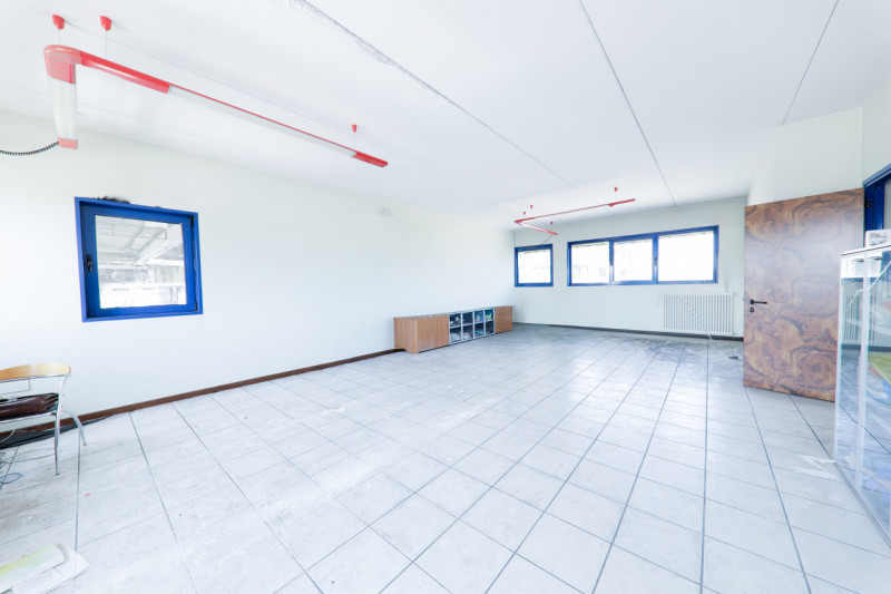 COMPOSIZIONE:
Proponiamo in vendita ampio capannone con uffici situato in una zona di ottima visi...