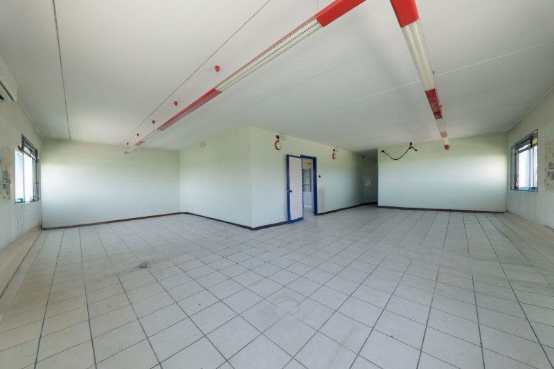 COMPOSIZIONE:
Proponiamo in vendita ampio capannone con uffici situato in una zona di ottima visi...