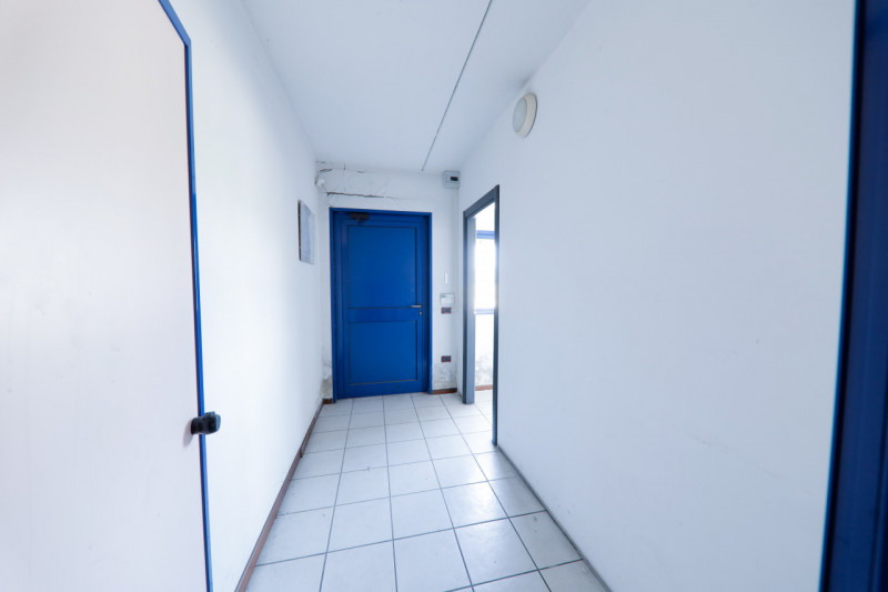 COMPOSIZIONE:
Proponiamo in vendita ampio capannone con uffici situato in una zona di ottima visi...