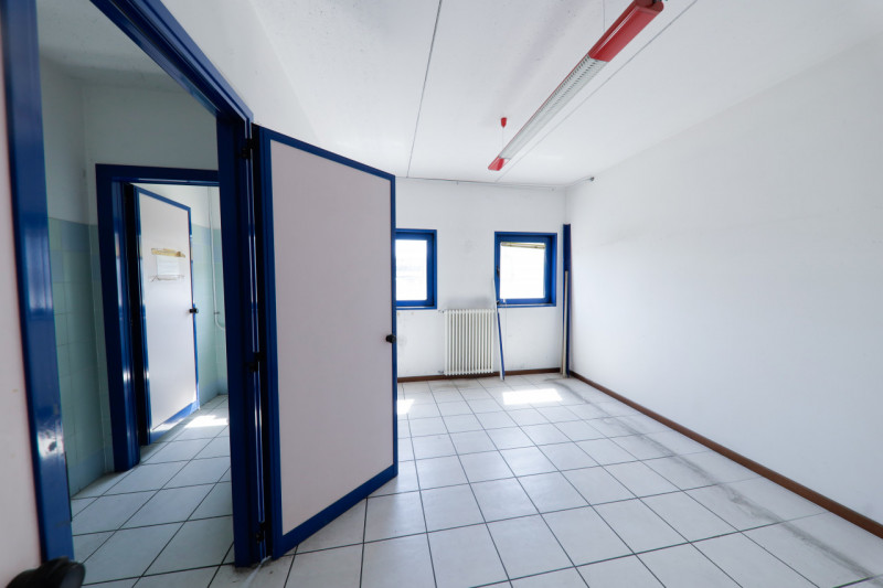 COMPOSIZIONE:
Proponiamo in vendita ampio capannone con uffici situato in una zona di ottima visi...