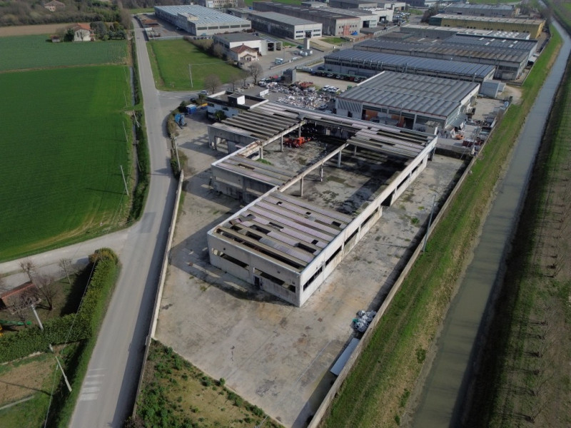 COMPOSIZIONE:
Proponiamo in vendita ampio capannone con uffici situato in una zona di ottima visi...
