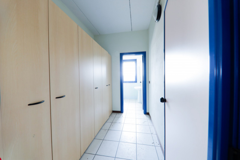 COMPOSIZIONE:
Proponiamo in vendita ampio capannone con uffici situato in una zona di ottima visi...