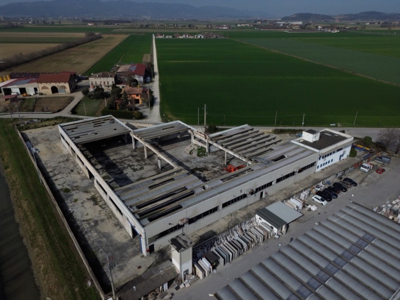 COMPOSIZIONE:
Proponiamo in vendita ampio capannone con uffici situato in una zona di ottima visi...