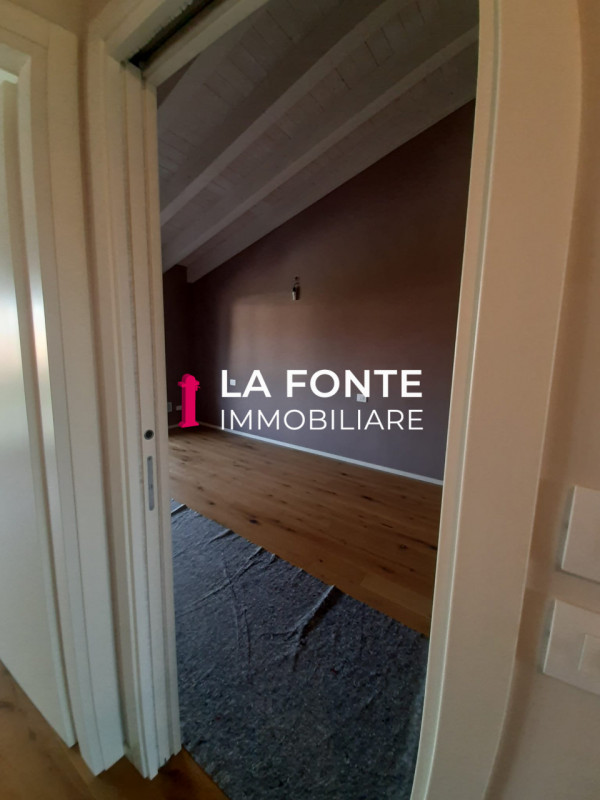 MESTRINO FRAZ. di LISSARO proponiamo in vendita un'elegante porzione centrale di TRIF.RE in pront...