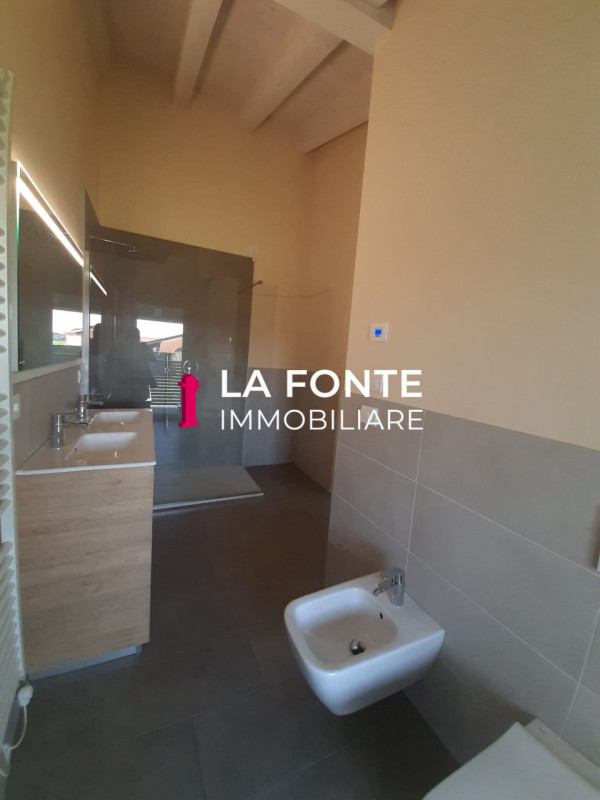 MESTRINO FRAZ. di LISSARO proponiamo in vendita un'elegante porzione centrale di TRIF.RE in pront...