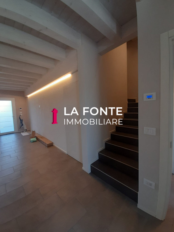 MESTRINO FRAZ. di LISSARO proponiamo in vendita un'elegante porzione centrale di TRIF.RE in pront...