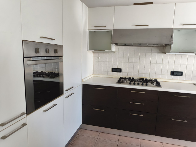 Ottimo appartamento quadrilocale situato nel cuore di Roncaglia, un'area residenziale verdeggiant...