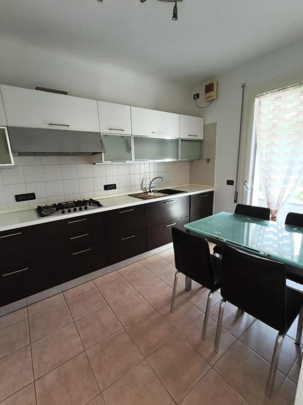 Ottimo appartamento quadrilocale situato nel cuore di Roncaglia, un'area residenziale verdeggiant...