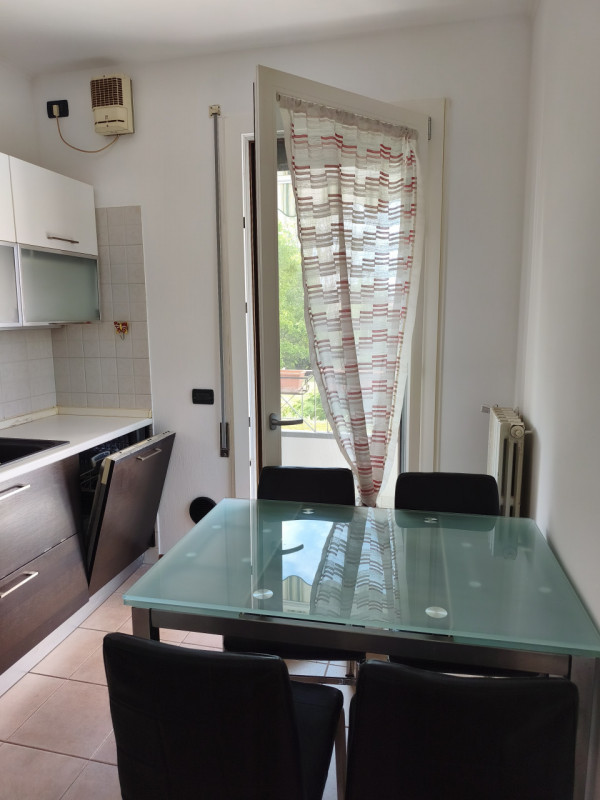 Ottimo appartamento quadrilocale situato nel cuore di Roncaglia, un'area residenziale verdeggiant...