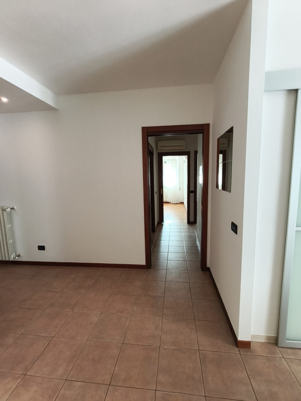 Ottimo appartamento quadrilocale situato nel cuore di Roncaglia, un'area residenziale verdeggiant...