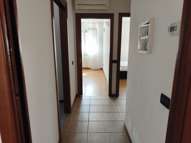 Ottimo appartamento quadrilocale situato nel cuore di Roncaglia, un'area residenziale verdeggiant...