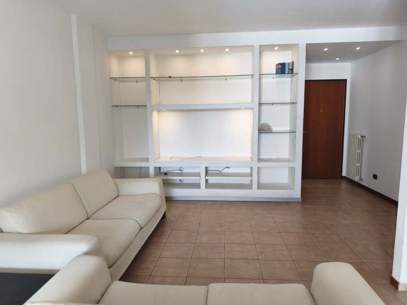 Ottimo appartamento quadrilocale situato nel cuore di Roncaglia, un'area residenziale verdeggiant...