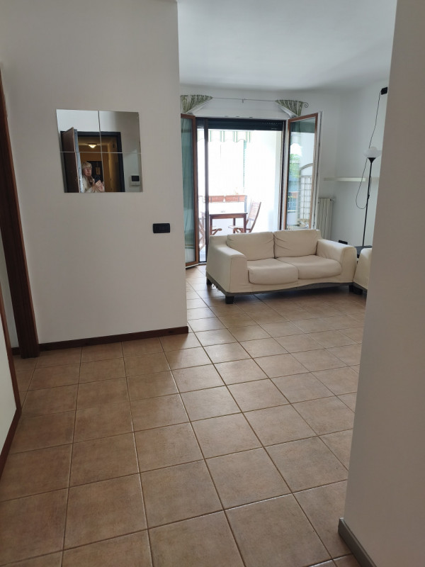 Ottimo appartamento quadrilocale situato nel cuore di Roncaglia, un'area residenziale verdeggiant...