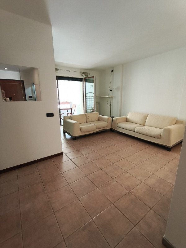 Ottimo appartamento quadrilocale situato nel cuore di Roncaglia, un'area residenziale verdeggiant...