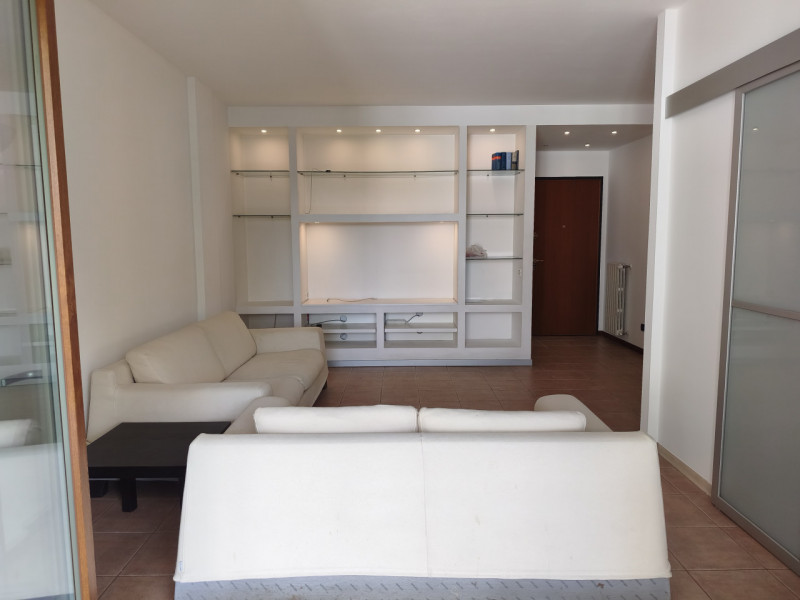 Ottimo appartamento quadrilocale situato nel cuore di Roncaglia, un'area residenziale verdeggiant...