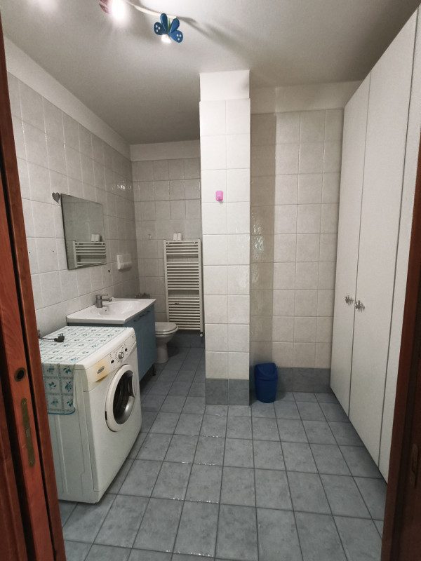 Ottimo appartamento quadrilocale situato nel cuore di Roncaglia, un'area residenziale verdeggiant...