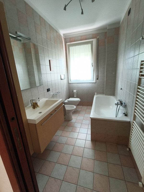 Ottimo appartamento quadrilocale situato nel cuore di Roncaglia, un'area residenziale verdeggiant...