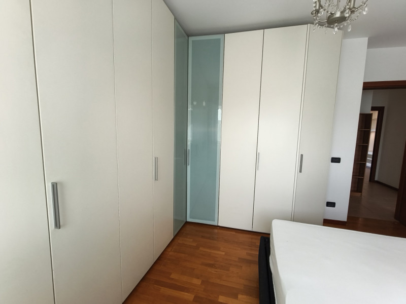 Ottimo appartamento quadrilocale situato nel cuore di Roncaglia, un'area residenziale verdeggiant...