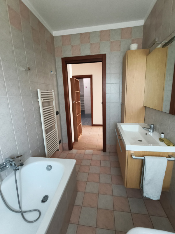 Ottimo appartamento quadrilocale situato nel cuore di Roncaglia, un'area residenziale verdeggiant...