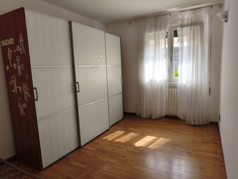 Ottimo appartamento quadrilocale situato nel cuore di Roncaglia, un'area residenziale verdeggiant...