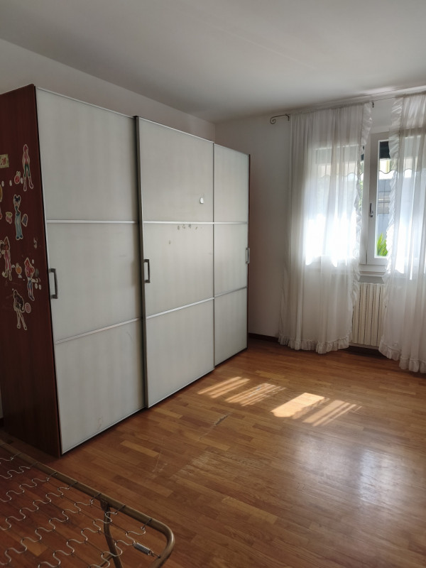 Ottimo appartamento quadrilocale situato nel cuore di Roncaglia, un'area residenziale verdeggiant...