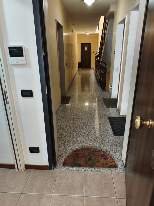 Ottimo appartamento quadrilocale situato nel cuore di Roncaglia, un'area residenziale verdeggiant...