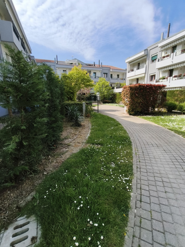 Ottimo appartamento quadrilocale situato nel cuore di Roncaglia, un'area residenziale verdeggiant...