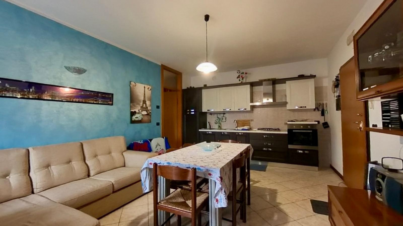 Proponiamo in vendita un accogliente appartamento trilocale di 83 mq situato nel cuore di Tribano...