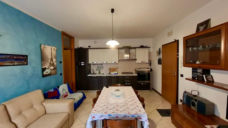 Proponiamo in vendita un accogliente appartamento trilocale di 83 mq situato nel cuore di Tribano...