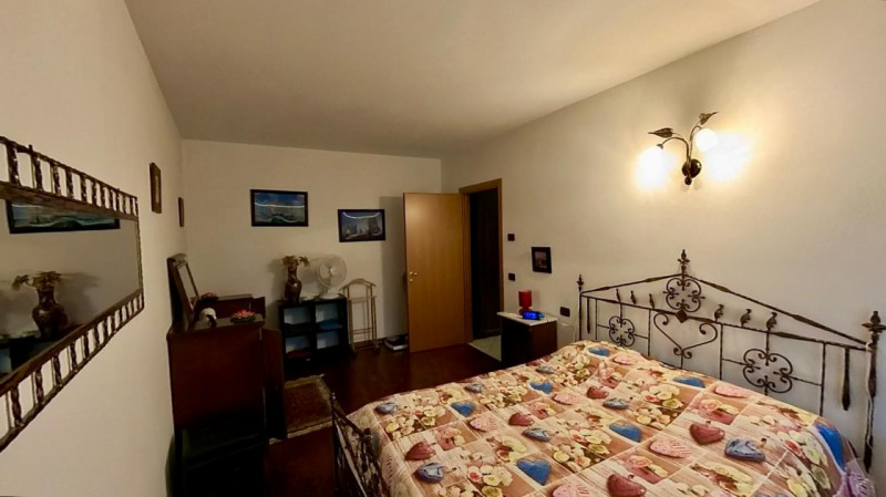 Proponiamo in vendita un accogliente appartamento trilocale di 83 mq situato nel cuore di Tribano...