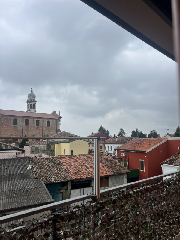 Proponiamo in vendita un accogliente appartamento trilocale di 83 mq situato nel cuore di Tribano...